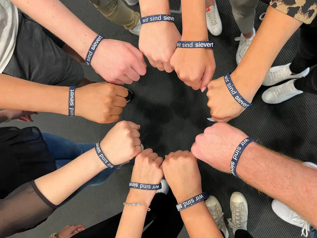 Titelbild - AUSZUBILDENDE ZUM INDUSTRIEKAUFMANN / ZUR INDUSTRIEKAUFFRAU (D/W/M)