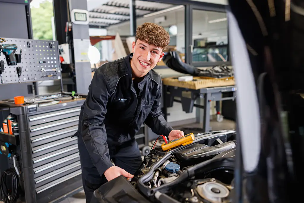 Titelbild - KFZ-Mechatroniker Karosserietechnik (m/w/d)