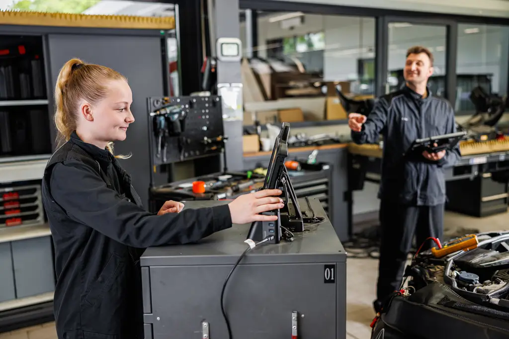 Titelbild - KFZ-Mechatroniker System- und Hochvolttechnik (m/w/d)